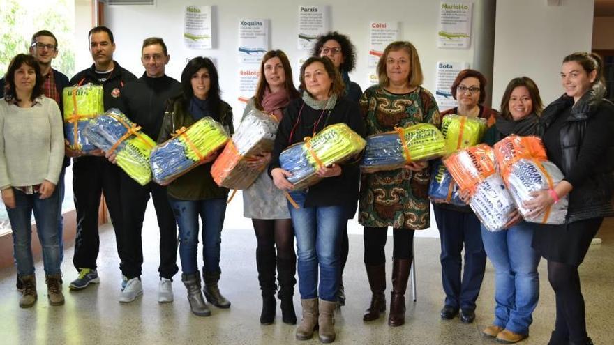 Entrega de las camisetas de distintos colores.