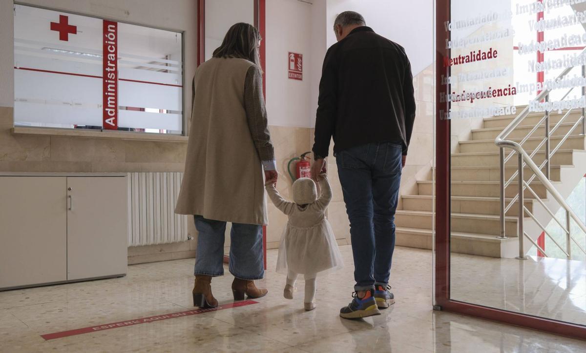 Patricia Malvido y Victoriano Fernández con la bebé que tienen acogida actualmente. | ROI CRUZ