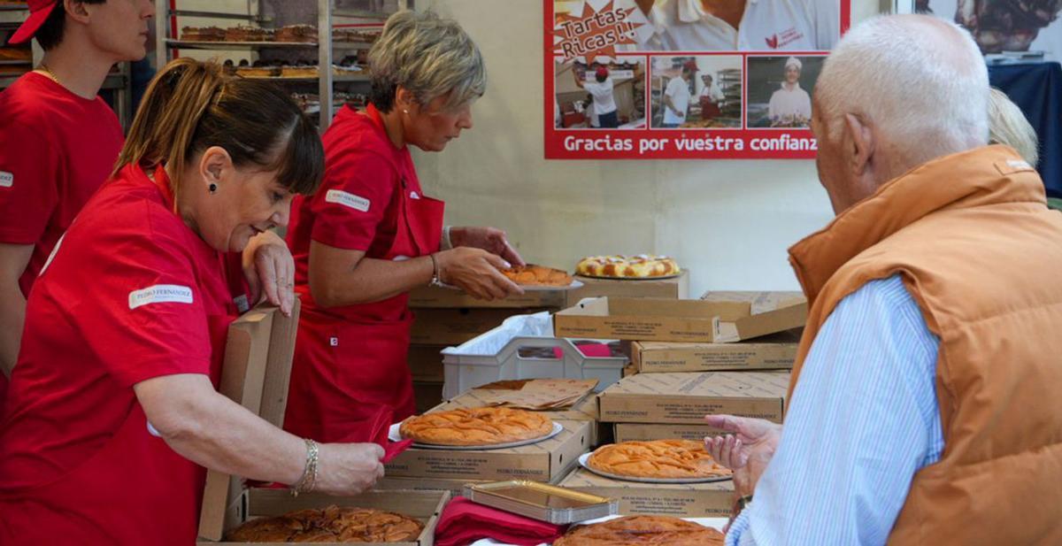 Largas colas para conseguir la empanada de Carral | LOC