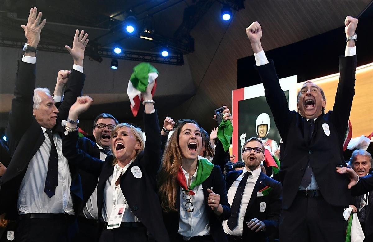 El Comité Olímpico Internacional ha adjudicado este lunes la sede de los Juegos de invierno del año 2026 a la candidatura de Milán-Cortina d’Ampezzo, que se ha impuesto a la de Estocolmo-Åre. Será la tercera vez que la cita olímpica invernal se dispute en Italia, después de las ediciones de 1956 en Cortina y 2006 en Turín. En la imagen las autoridades celebrando la victoria.