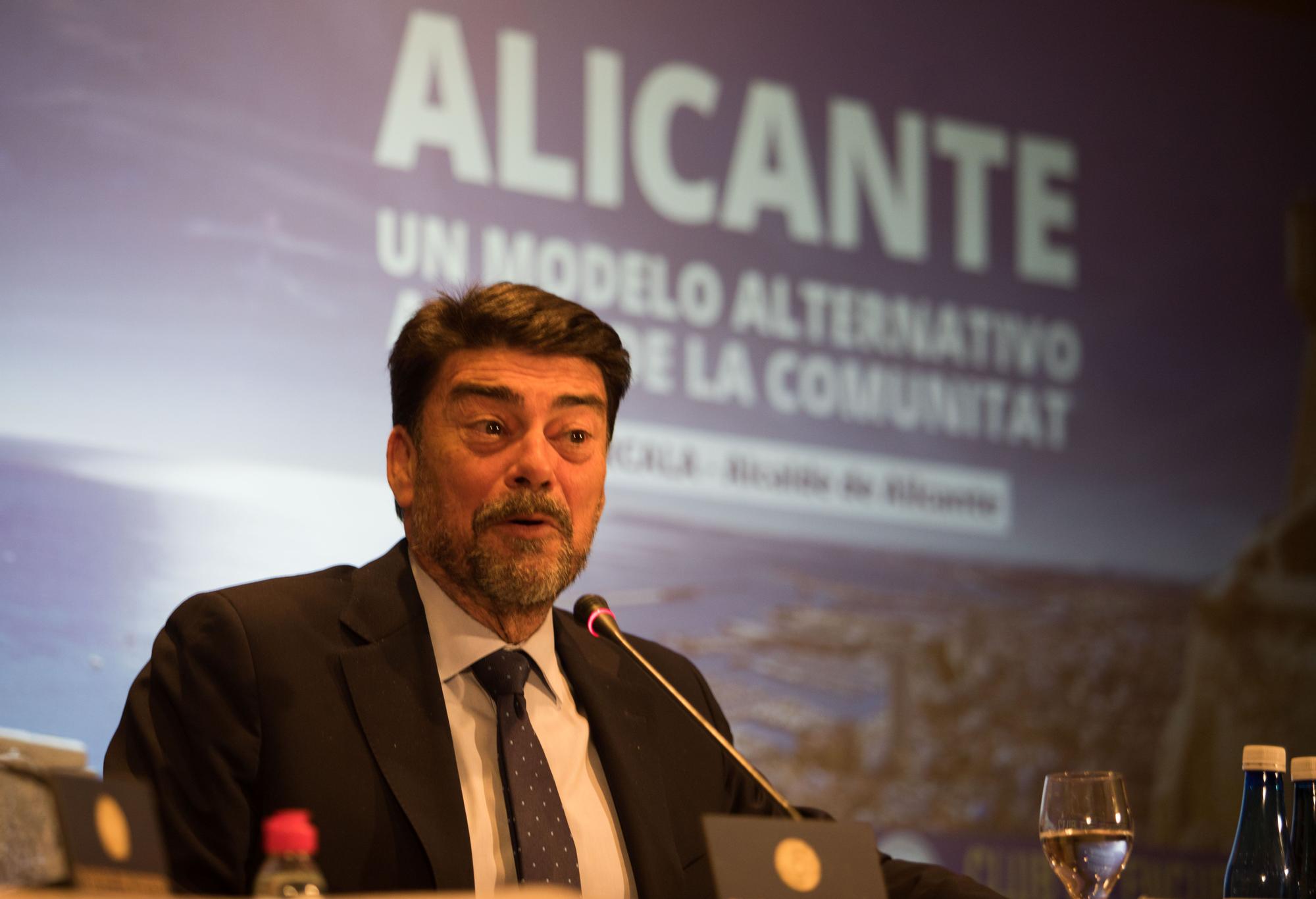 Conferencia de Barcala en el Club Manuel Broseta de València para explicar su proyecto para Alicante