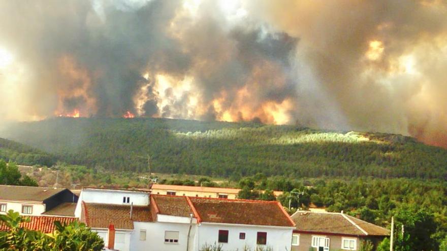 La localidad de Ferreras de Abajo rodeada por las llamas