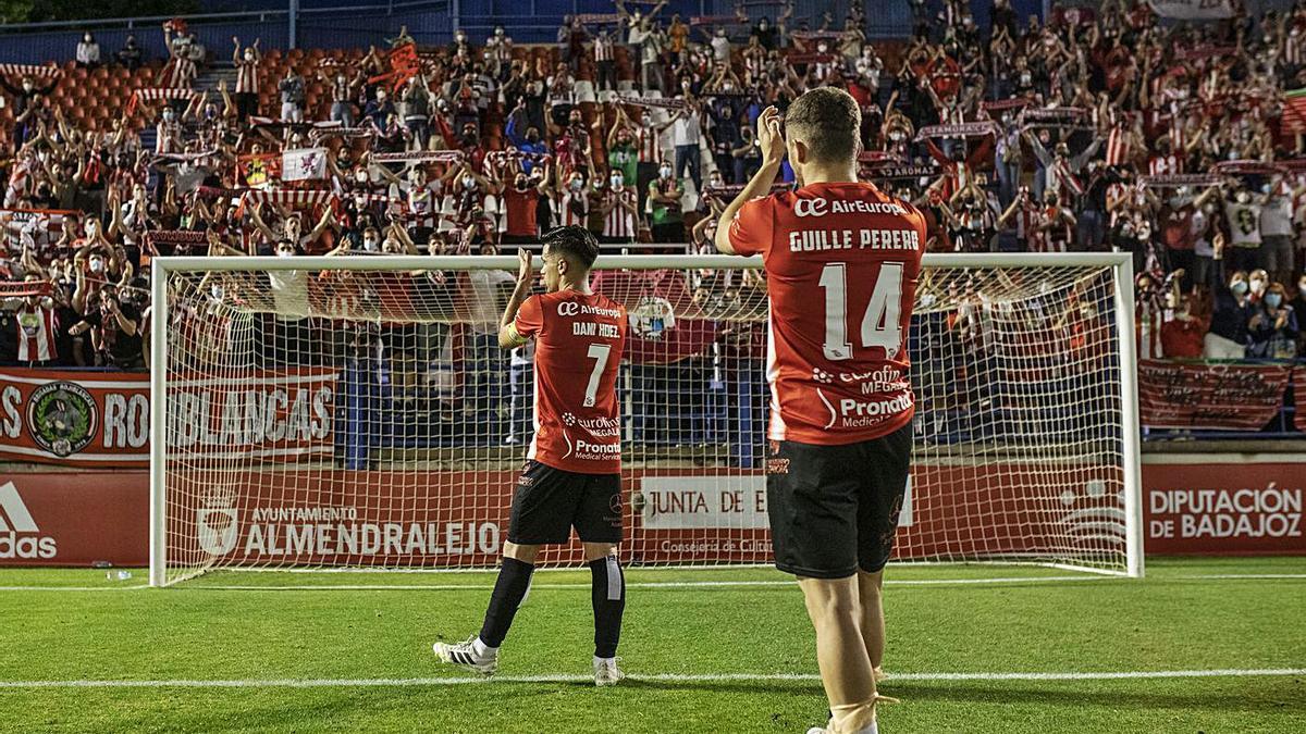 Los jugadores del Zamora agradecen el apoyo del público al final del partido y los aficionados correspondieron con fuertes aplausos. / Emilio Fraile