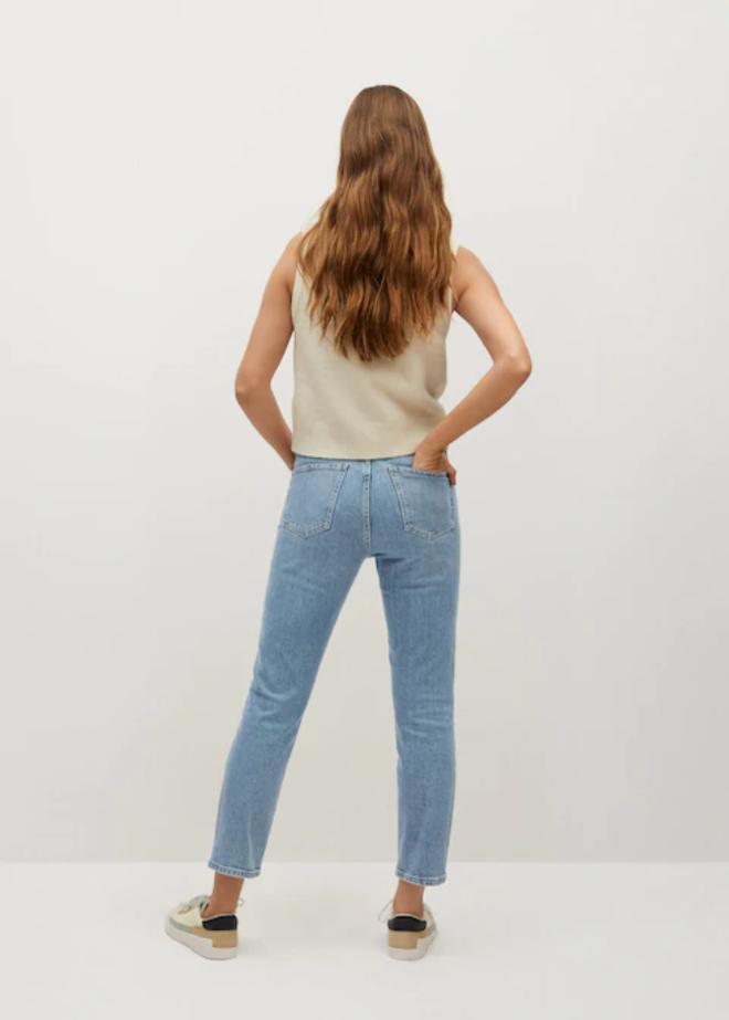 Este pantalón vaquero recto de Mango queda perfecto con zapatillas y zapatos planos