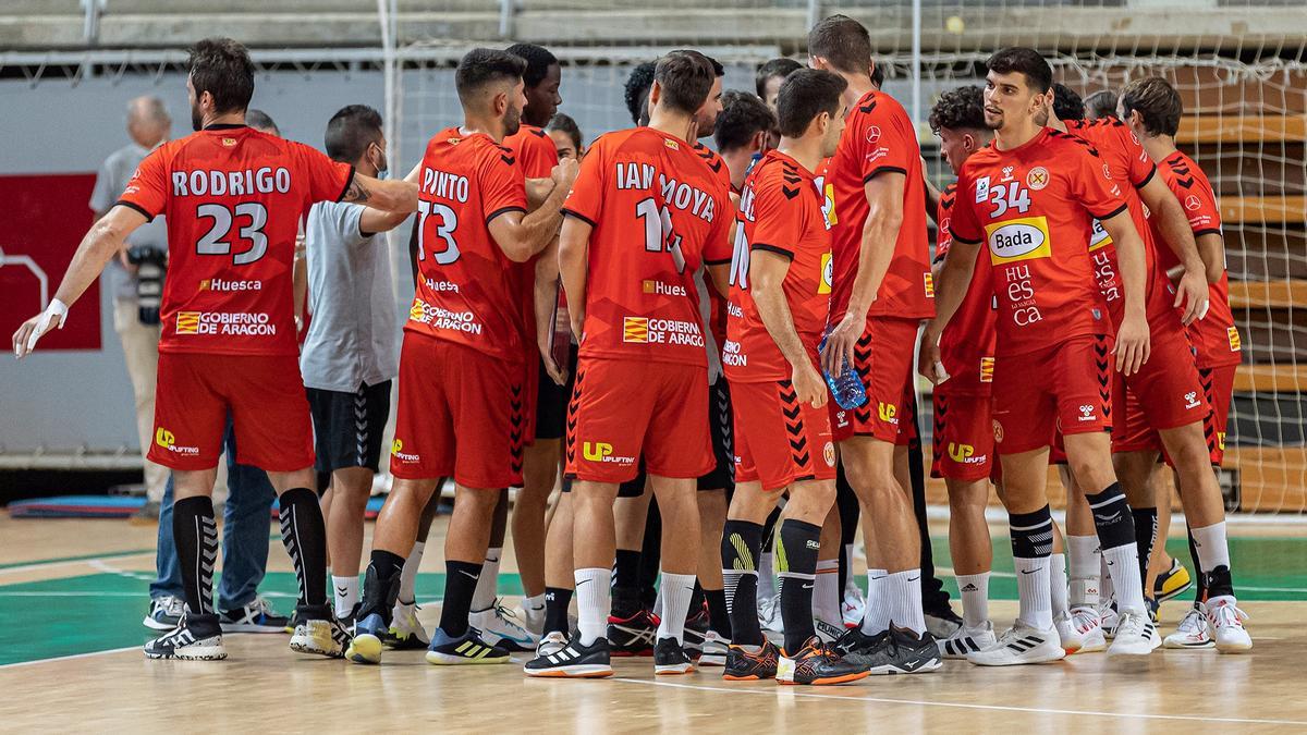 Los jugadores del Bada Huesca, a la conclusión de un partido.