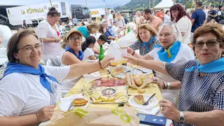 El Carbayu cierra sus fiestas con el reparto de 2.000 bollos: "Estamos cansados, pero satisfechos"