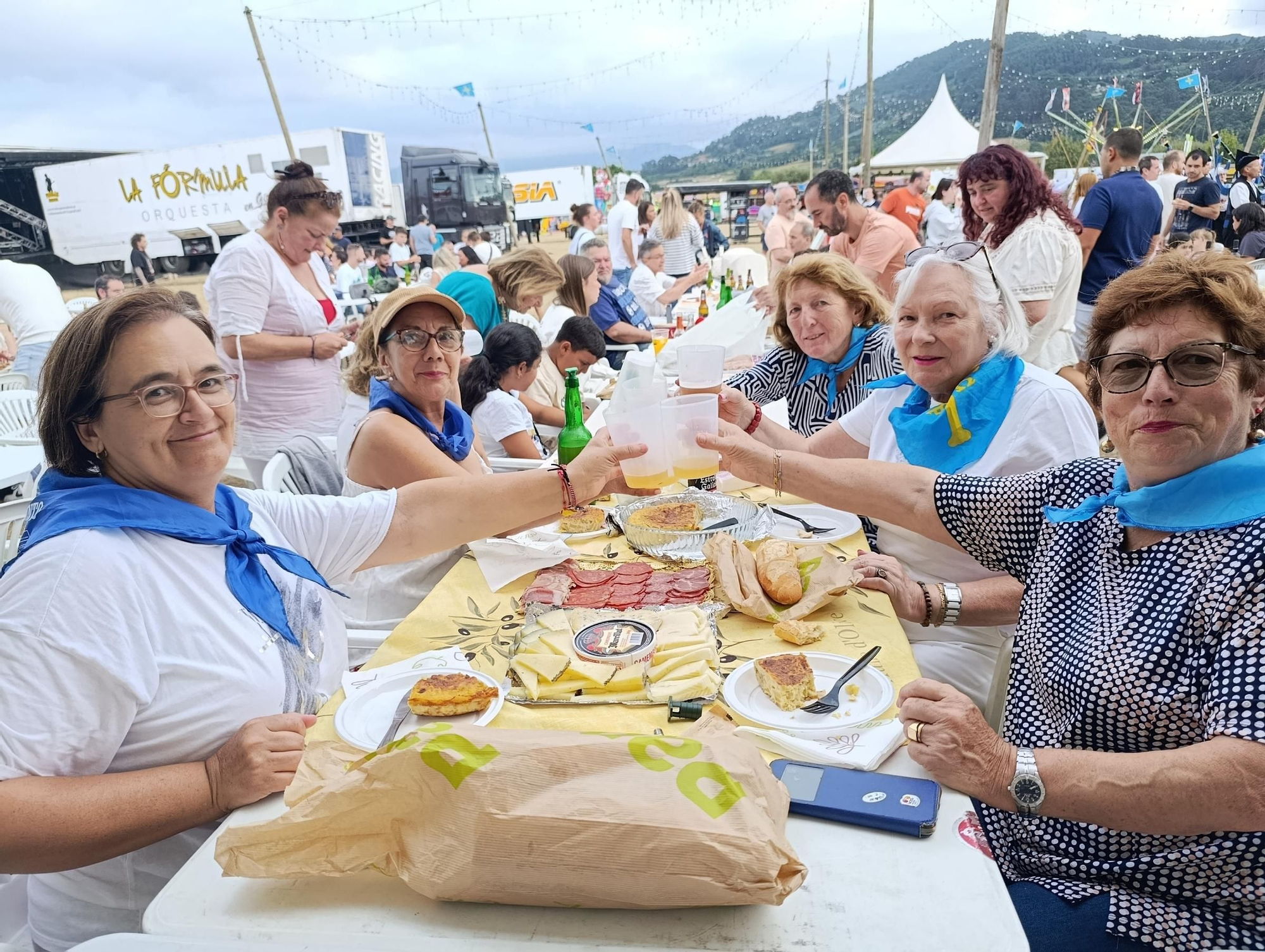 El Carbayu de Lugones cierra sus fiestas con el reparto de 2.000 bollos