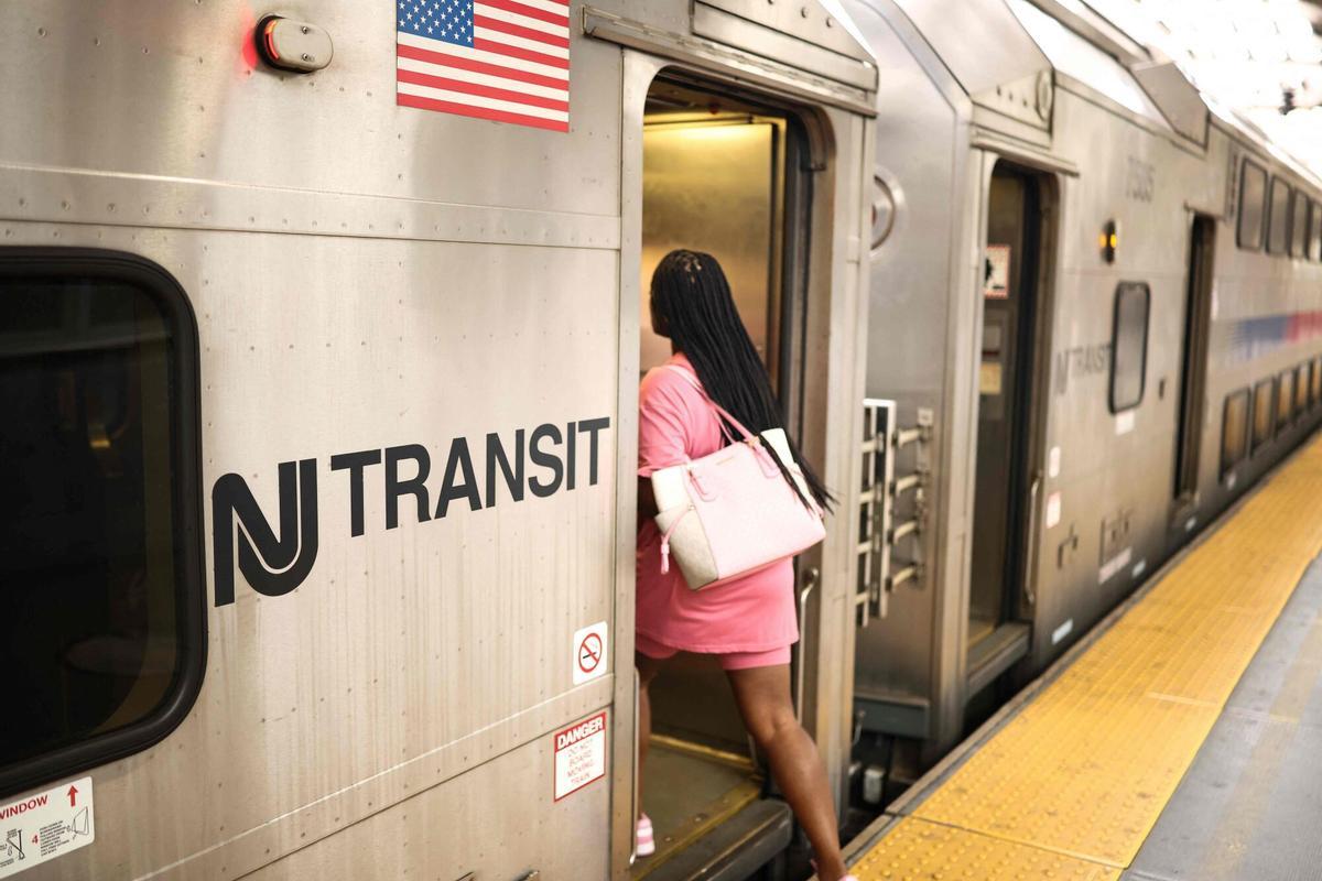 Una mujer sube a un tren de NJ Transit en Penn Station, en Nueva York,