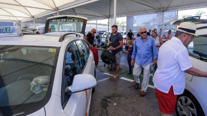 La asociación de autónomos del taxi denuncia el retorno a Son Sant Joan de una decena de empresas de microbuses que captan a los clientes en el interior de las instalaciones. En la imagen, la parada de taxis del aeropuerto.