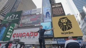 Antonio Díaz frente a su cartel publicitario en Times Squere, Nueva York
