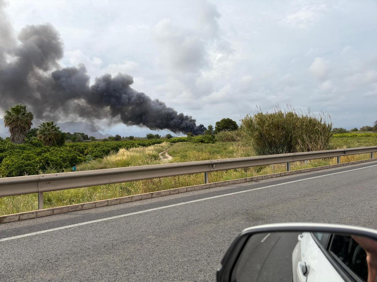 Una gran columna de humo de un incendio en Orihuela alerta a los vecinos Una gran columna de humo de un incendio en Orihuela alerta a los vecinos