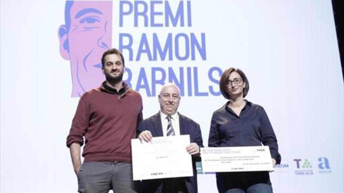 Guillem Sànchez, Jesús G. Albatat y María Jesús Ibáñez, ayer, al recibir el Premio Ramon Barnils de periodismo de investigación.