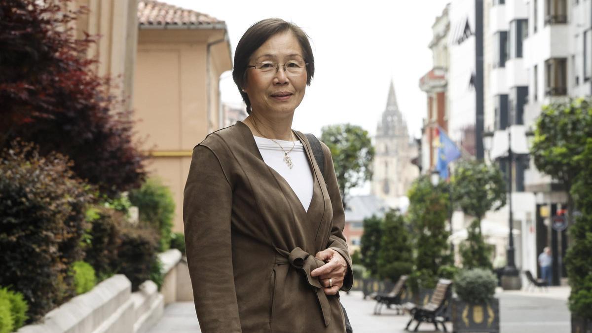 Yayoi Kawamura, Hija Adoptiva de Oviedo, en la calle Pérez de la Sala, con la Catedral de fondo.