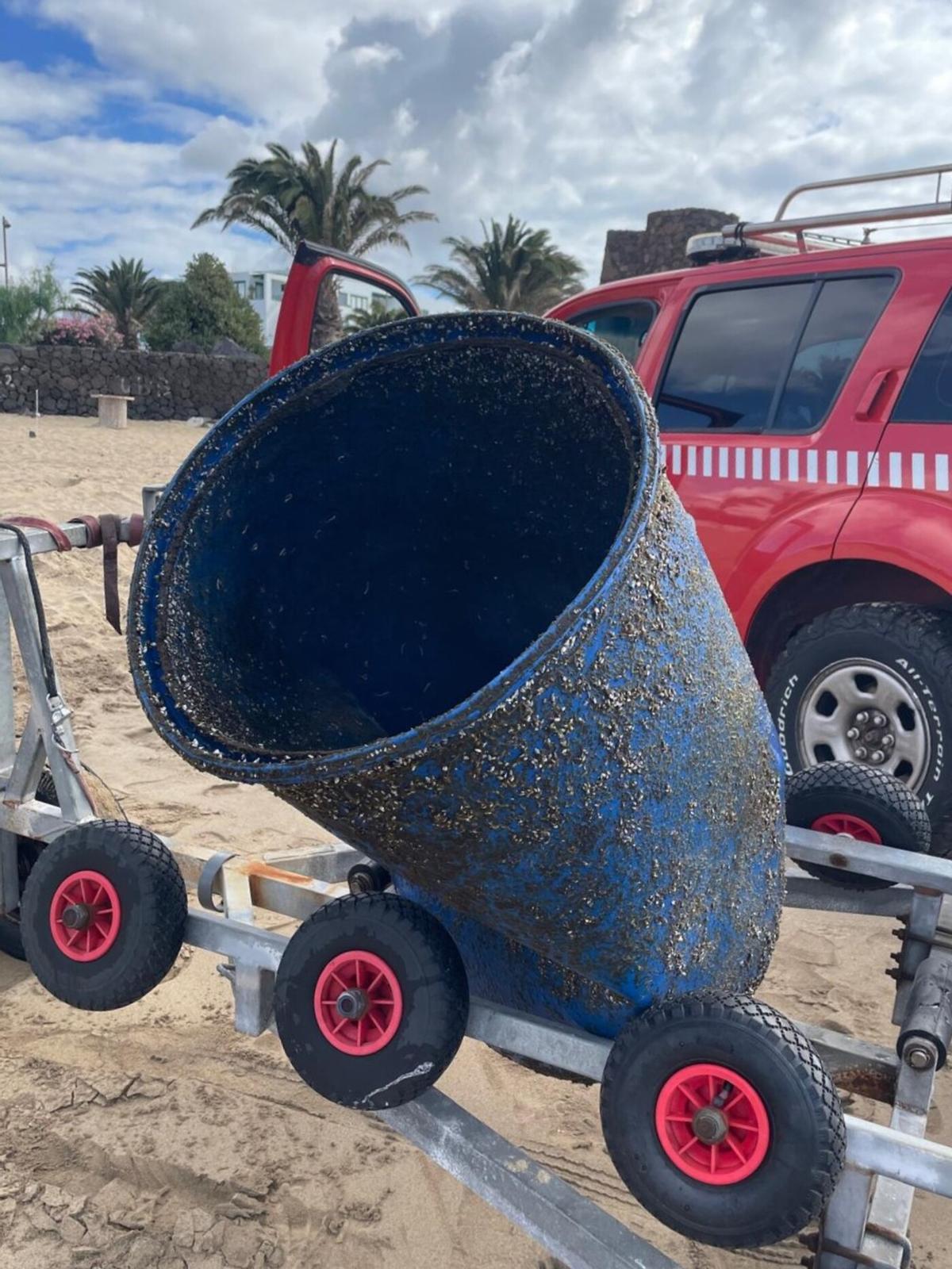 Bidón que estaba flotando frente a la playa de El Jablillo, en Costa Teguise.