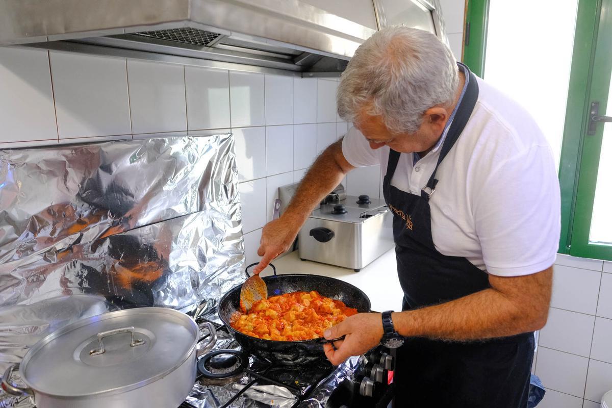 Juan, en plena alquimia en la cocina de La Cantina.