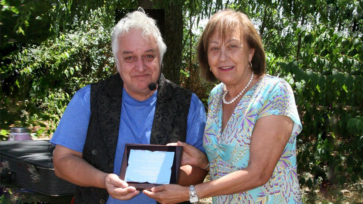 Blai Senabfre recibe el premio La Calceta de manos de Dorita Martinez