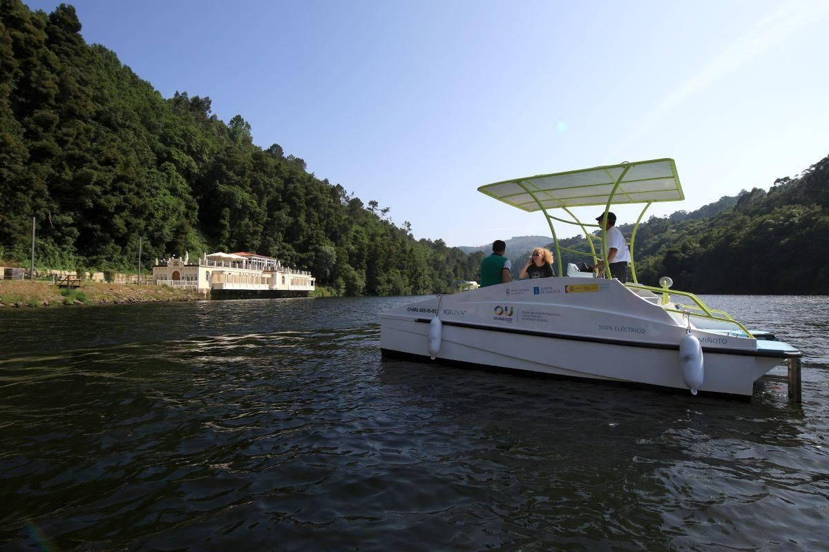 Disfruta de la paz de la naturaleza a bordo de los ecobarcos.
