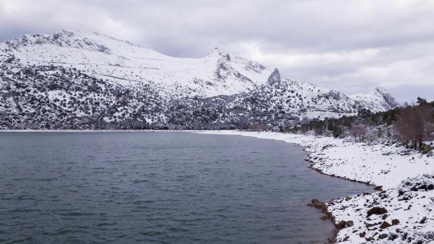 Un frente ártico trae a Mallorca nieve, lluvias fuertes y temporal en el mar