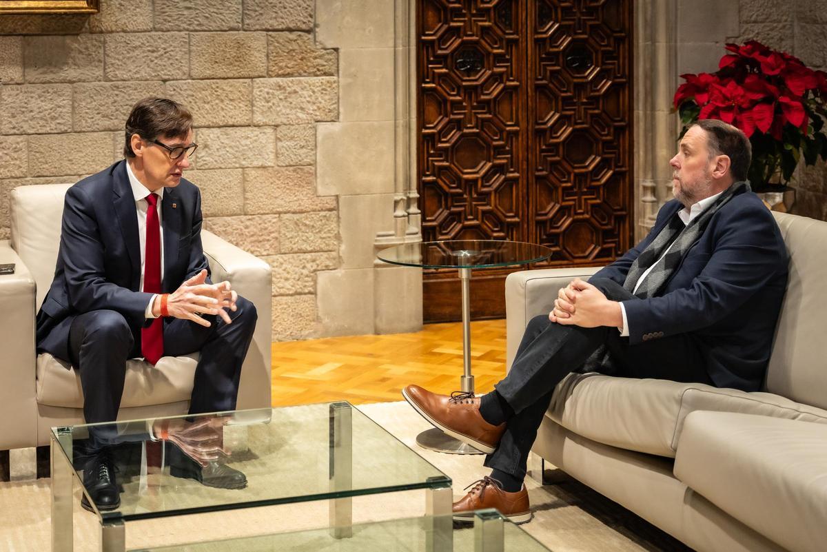 El president de la Generalitat, Salvador Illa, y el líder de ERC, Oriol Junqueras, en el Palau de la Generalitat.