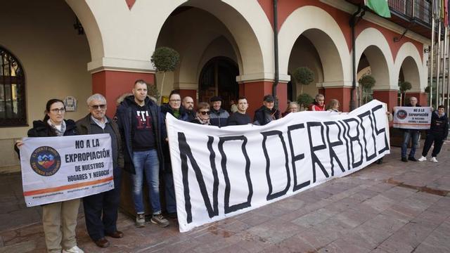 Una concentración vecinal contra las expropiaciones en el barrio de El Puente. | JUAN PLAZA