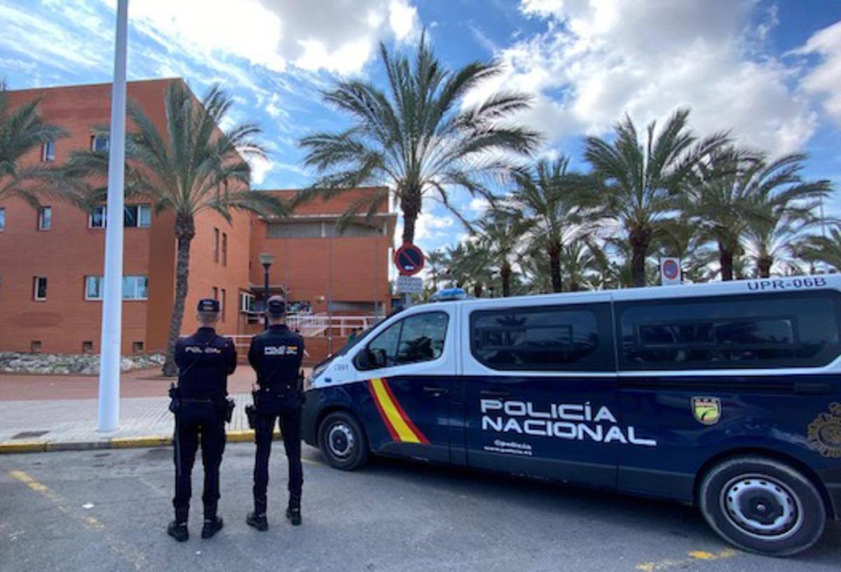 Funcionarios frente a la sede de la Comisaría de Policía Nacional en Elche.