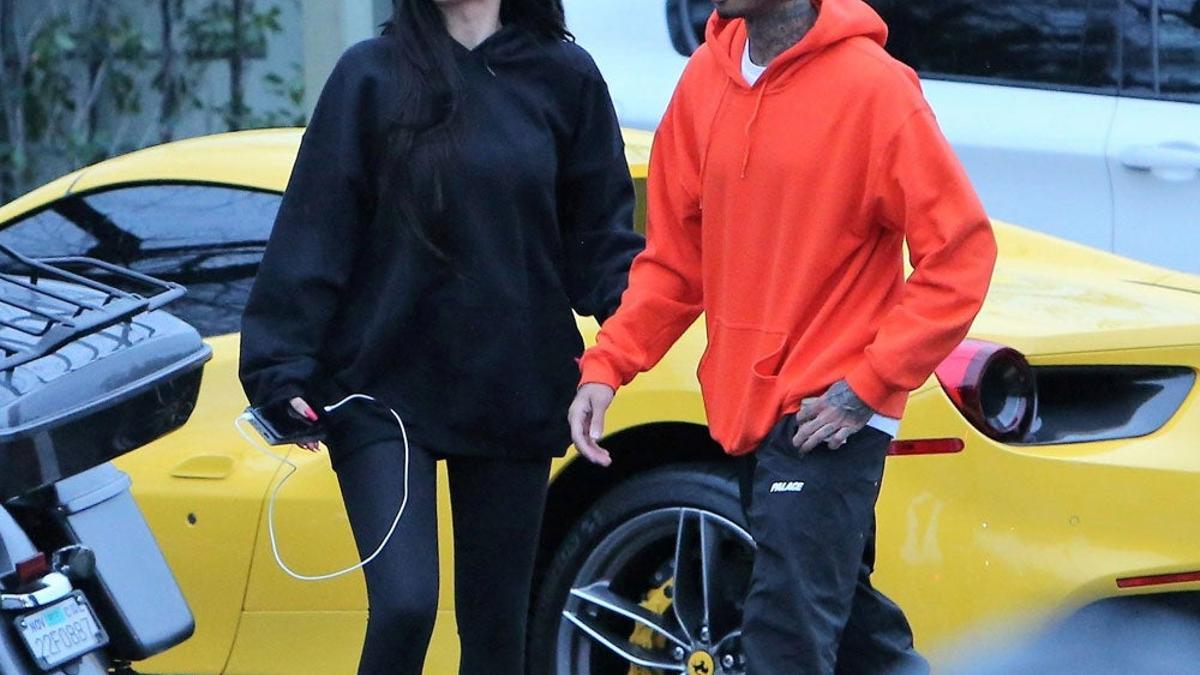 Kylie Jenner y Tyga con el Ferrari
