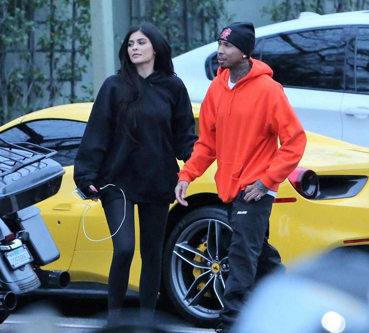 Kylie Jenner y Tyga con el Ferrari