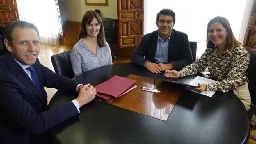 Los representantes del banco y el alcalde, en el ayuntamiento.