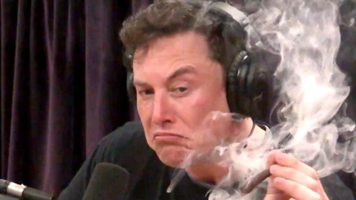 Elon Musk la lía al fumarse un porro durante una entrevista de radio