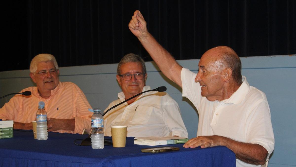 Miquel Roca amb Joan Armangué i Xavier Febrés, ahir, al Port de la Selva