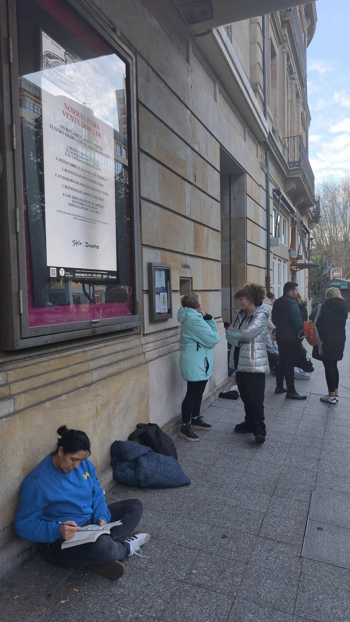 Las colas para el concurso de charangas, en imágenes