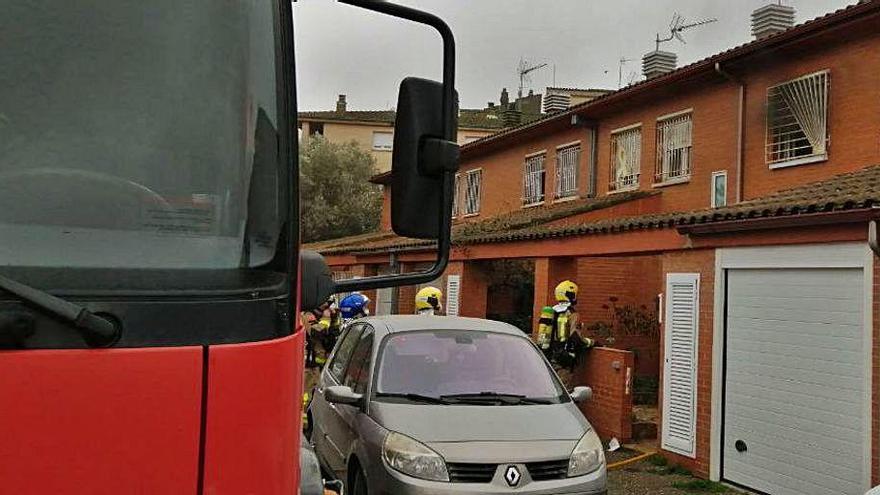 Els Bombers al domicili on es va produir l&#039;incendi.