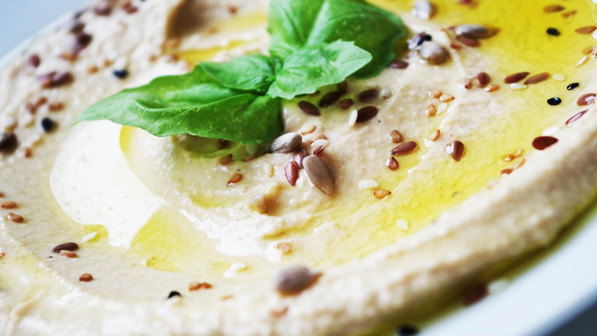 El hummus con palitos de verdura crudos puede ser una buena cena ligera