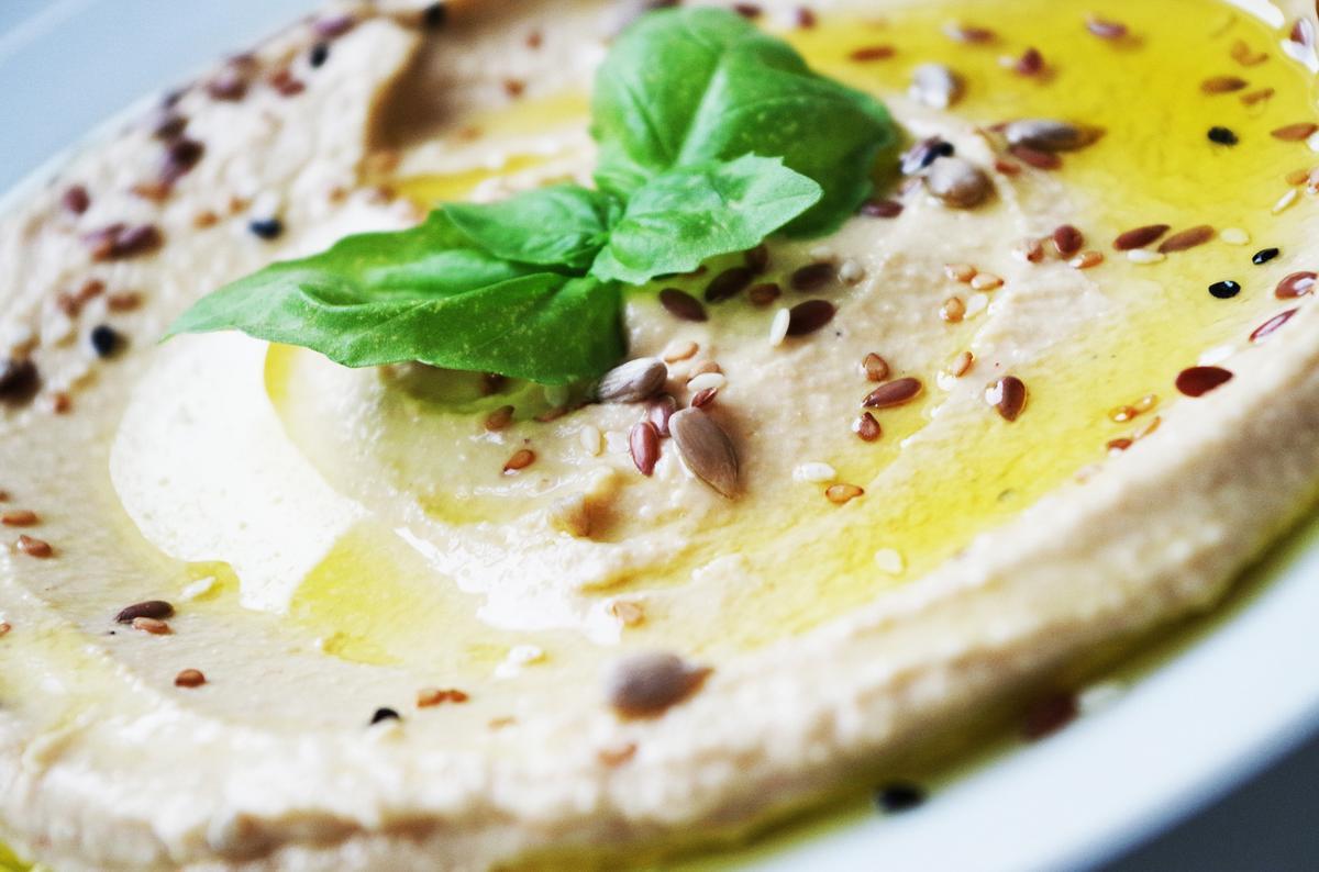 El hummus con palitos de verdura crudos puede ser una buena cena ligera