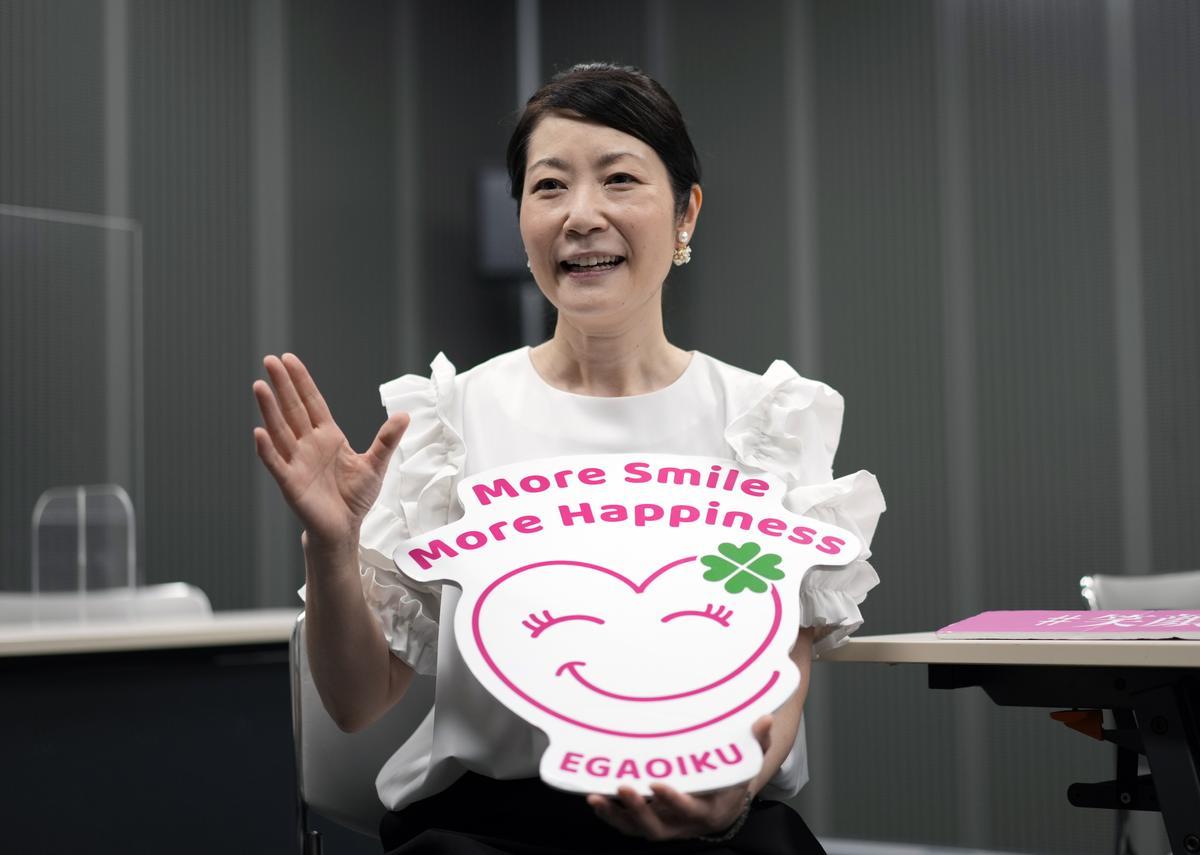 Clases para sonreír tras el fin de la mascarilla en Japón