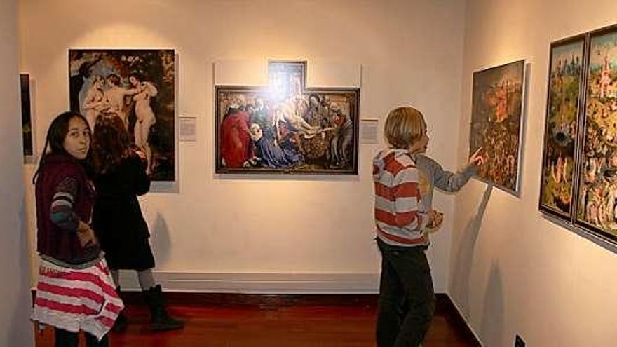 Escolares veigueños visitando la exposición de réplicas del Prado.