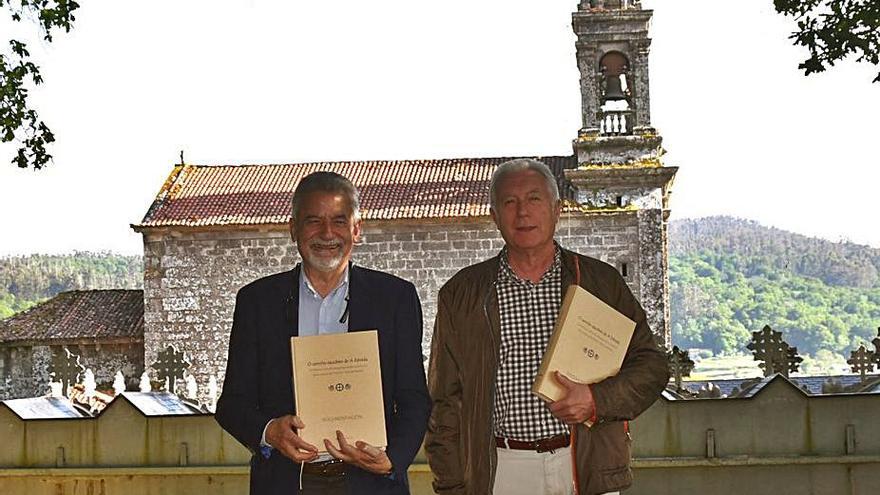 Jesús Palmou, junto a Enrique Otero, con un dossier del Camino.