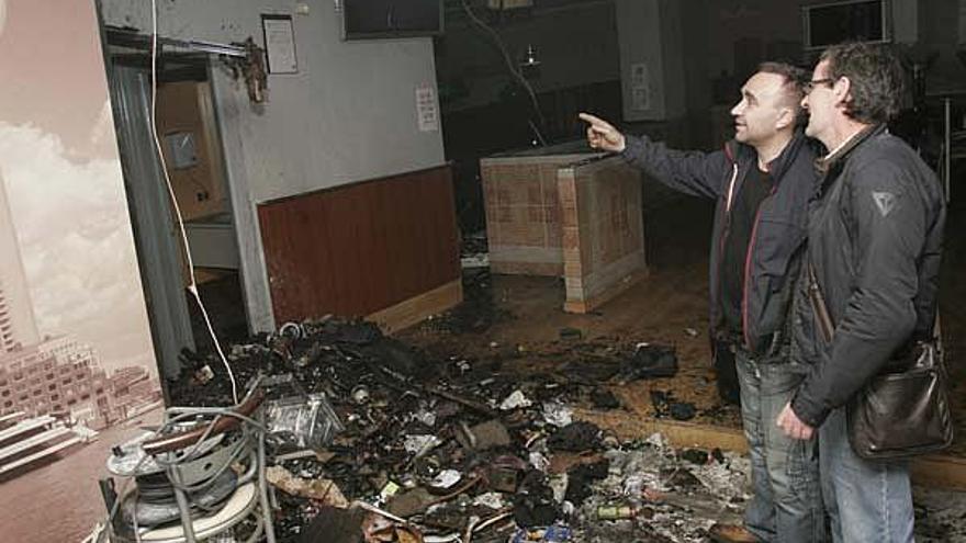 Uno de los propietarios del bar, Cesáreo González, señala el origen del fuego en el bar