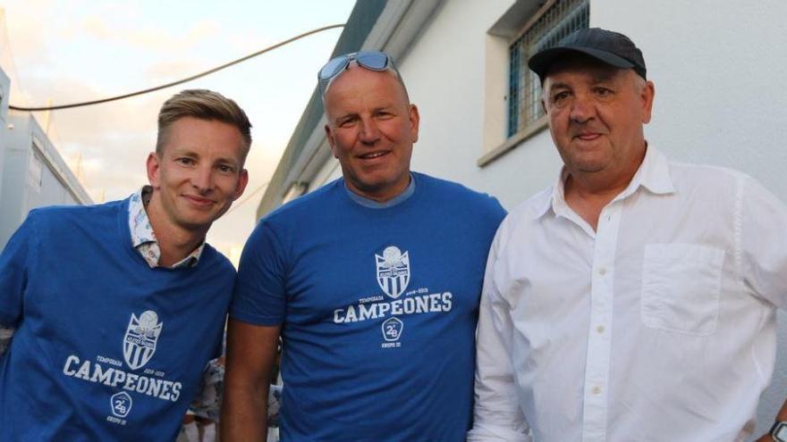 Sportdirektor Patrick Messow, Präsident Ingo Volckmann und Trainer Manix Mandiola nach dem Meistertitel 2019.