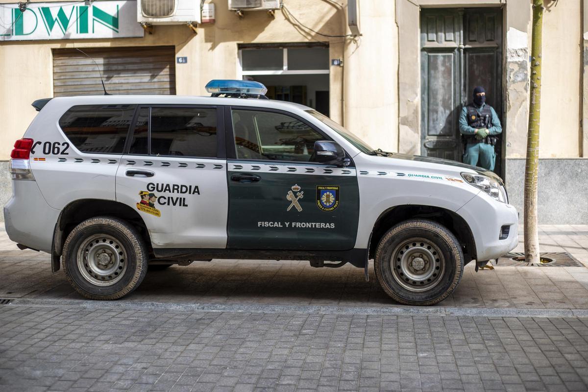 Un vehículo y un agente de la Guardia Civil.