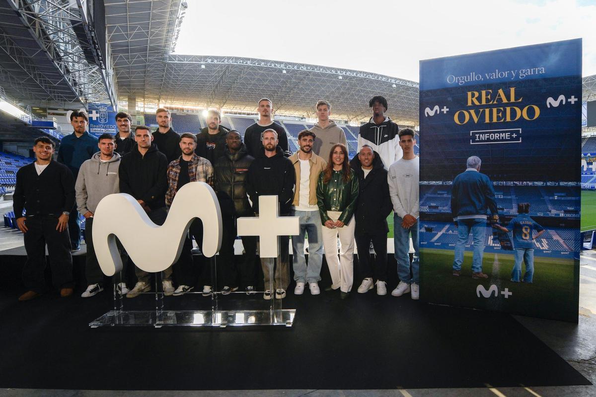 La plantilla del Real Oviedo, en el Carlos Tartiere para celebrar el centenario del club