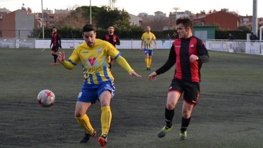 El defensa Sergio García, en una acció del partit d&#039;ahir a Reus.