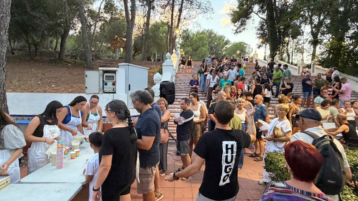 Tras finalizar el sorteo, la reina y las damas de este 2026 fueron las encargadas de repartir horchata y fartons entre los peñistas congregados en el Termet.