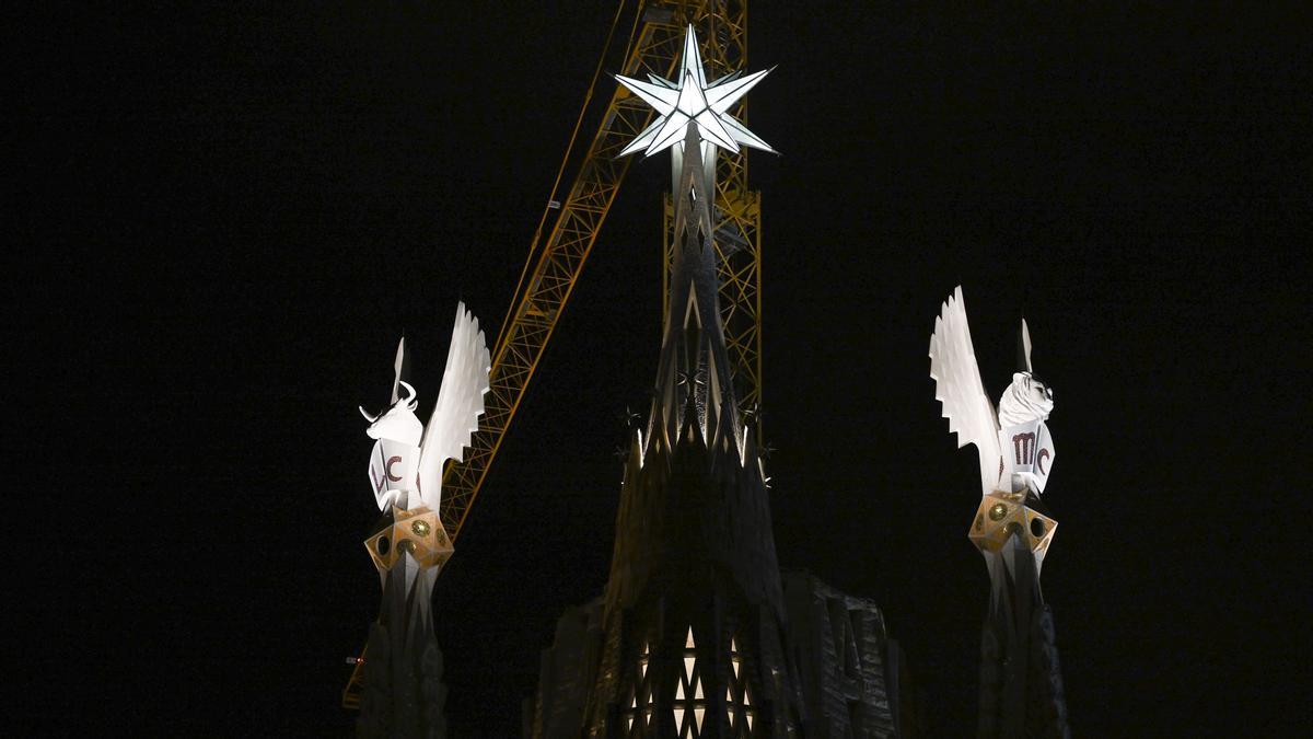 Iluminación de las torres de los evangelistas Lluc y Marc, junto a la estrella de María, en el templo de la Sagrada Família