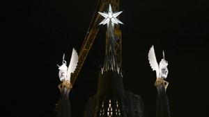 La Sagrada Família il·lumina les torres dedicades als evangelistes Marc i Lluc