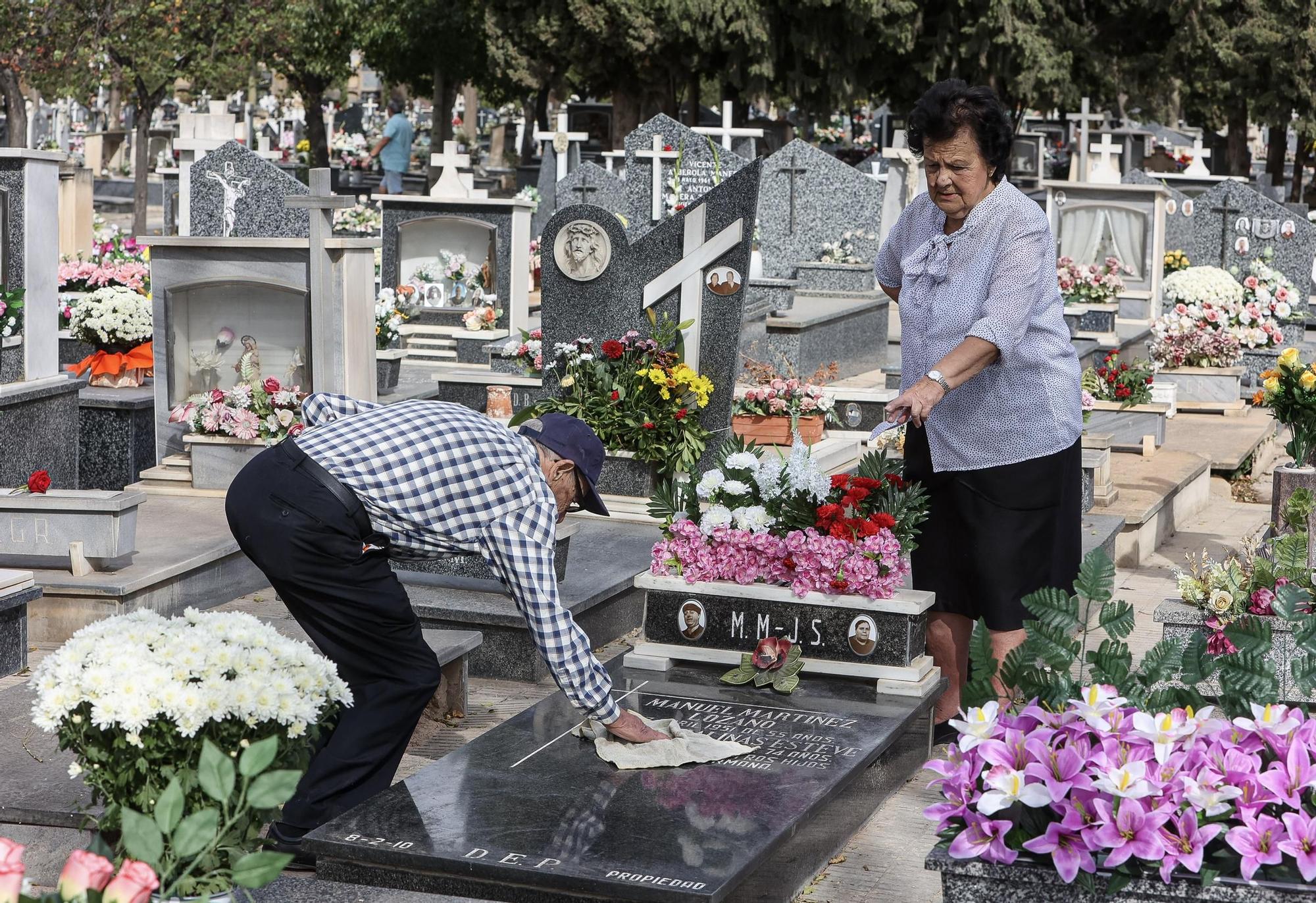 Cementerio de Alicante el día de Todos los Santos