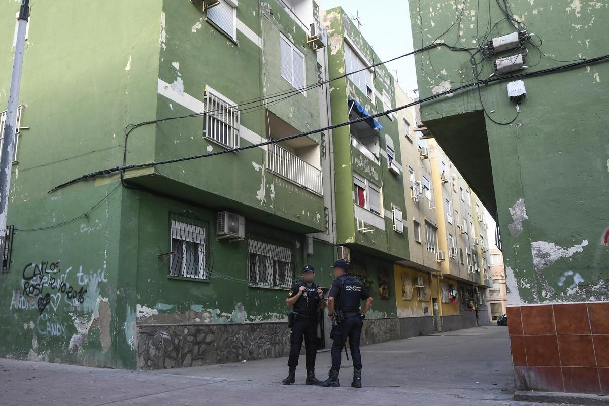 La Policía Nacional ha detenido este martes en Valle Guerra, en La Laguna (Tenerife), a un hombre de 92 años por la muerte violenta de su pareja, de 91. En la imagen la vivienda en la que vivía la pareja que ha sido precitanda por la Policía. EFE/Ramón de la Rocha La Policía Nacional ha detenido este martes en Valle Guerra, en La Laguna (Tenerife), a un hombre de 92 años por la muerte violenta de su pareja, de 91. En la imagen la vivienda en la que vivía la pareja que ha sido precitanda por la Policía. EFE/Ramón de la Rocha