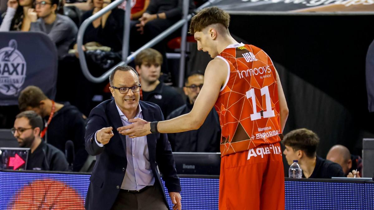 Agus Ubal charlando con Diego Ocampo durante un partido del Baxi Manresa