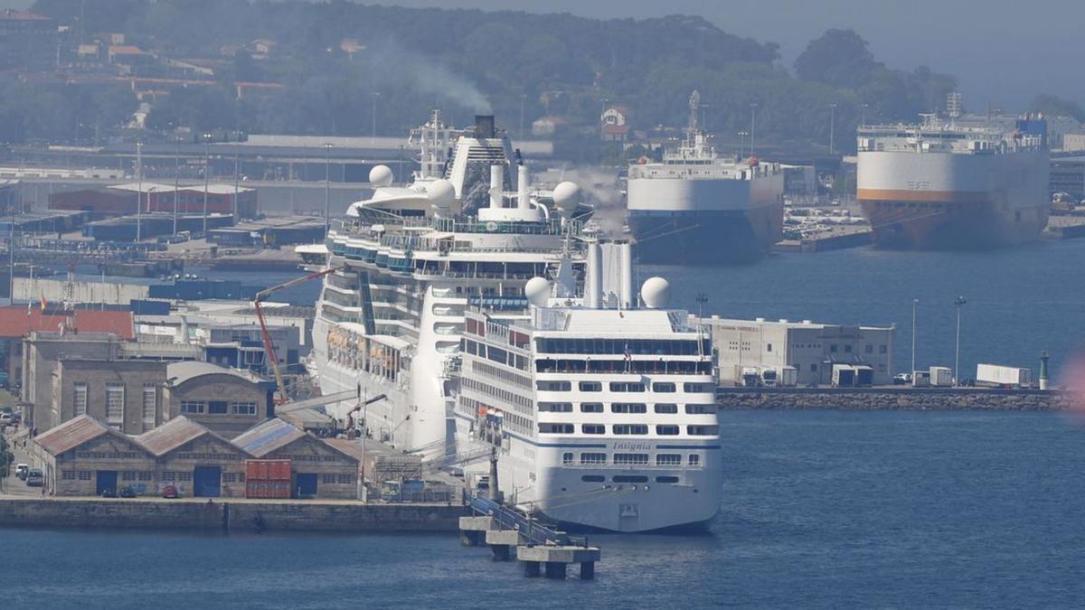 Los cruceros “Jewel of the Seas”, al fondo, y  el “Insignia”, en primer plano, en la terminal viguesa.