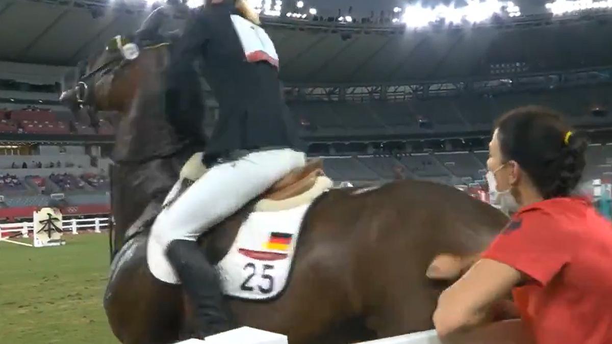 La entrenadora golpea al caballo de Annika Schleu.